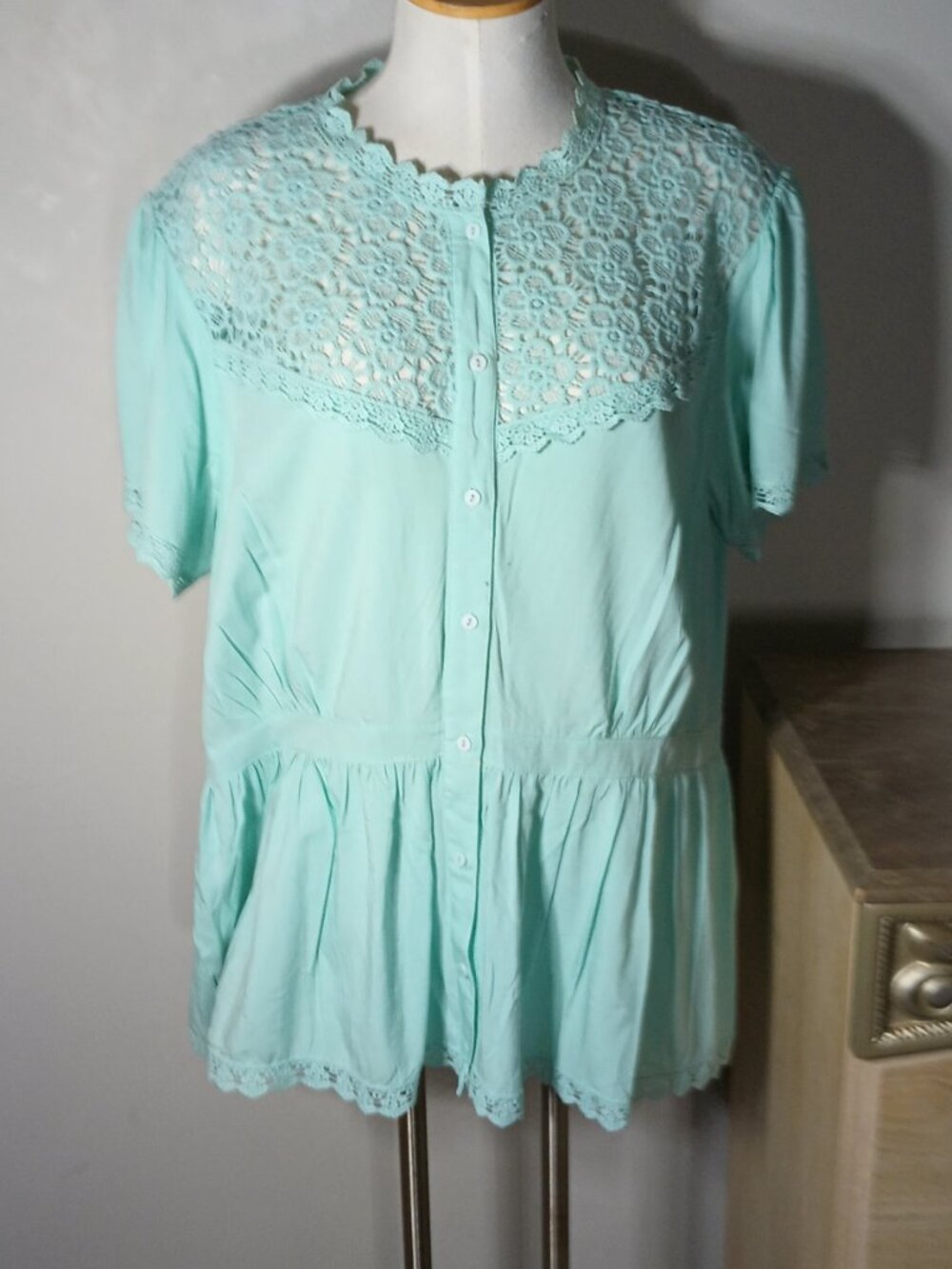 La Bellum by Hillary Scott Women's XL Mint Green Lace Peplum Blouse top